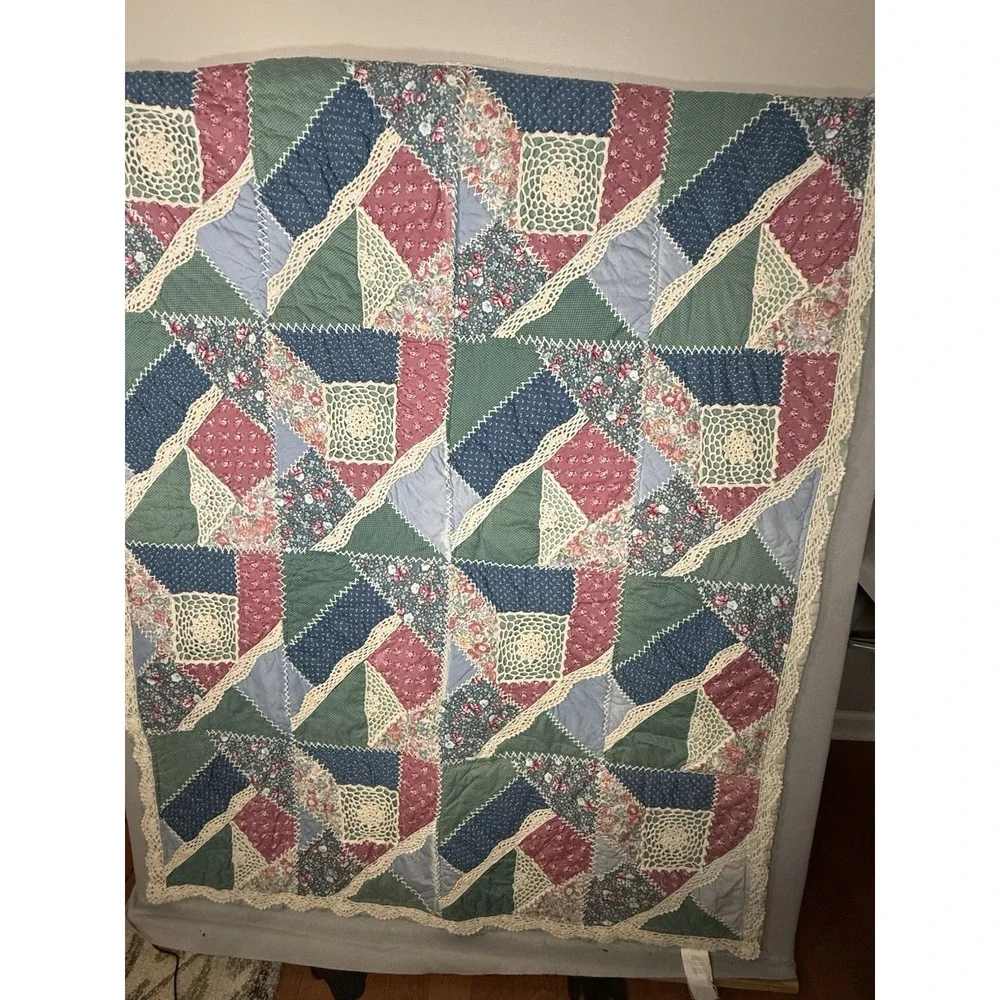 VTG-Style Scrappy Patchwork Quilt Crochet Floral Grannycore Lap Cottage 54x45